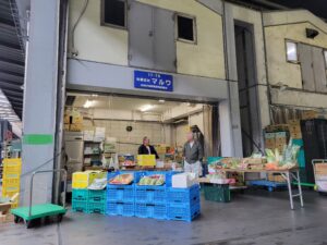 大田市場で野菜と果物の一般販売