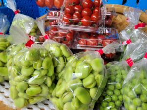 大田市場で野菜や果物を販売する丸和商店